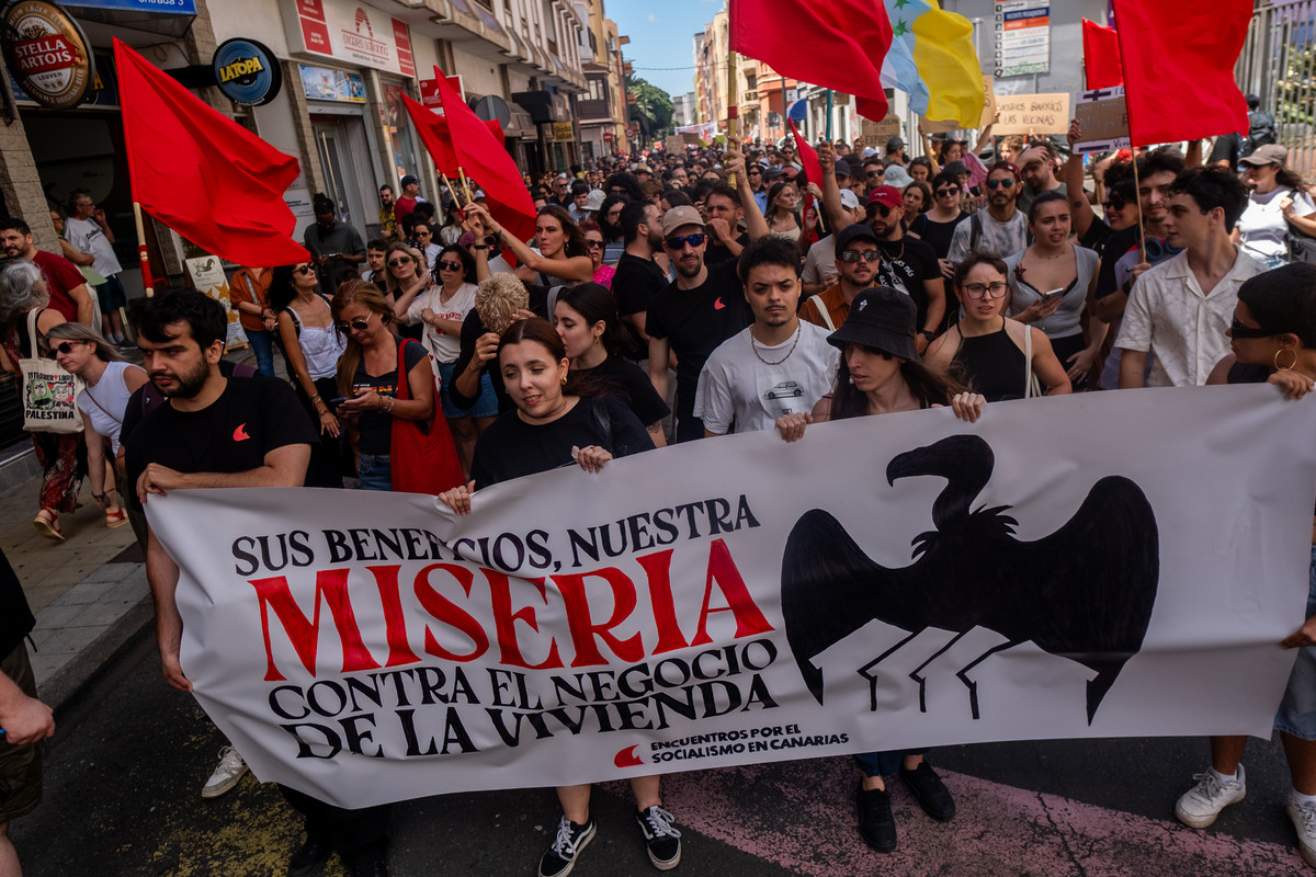Multitudinaria manifestación en Tenerife por la crisis de la vivienda