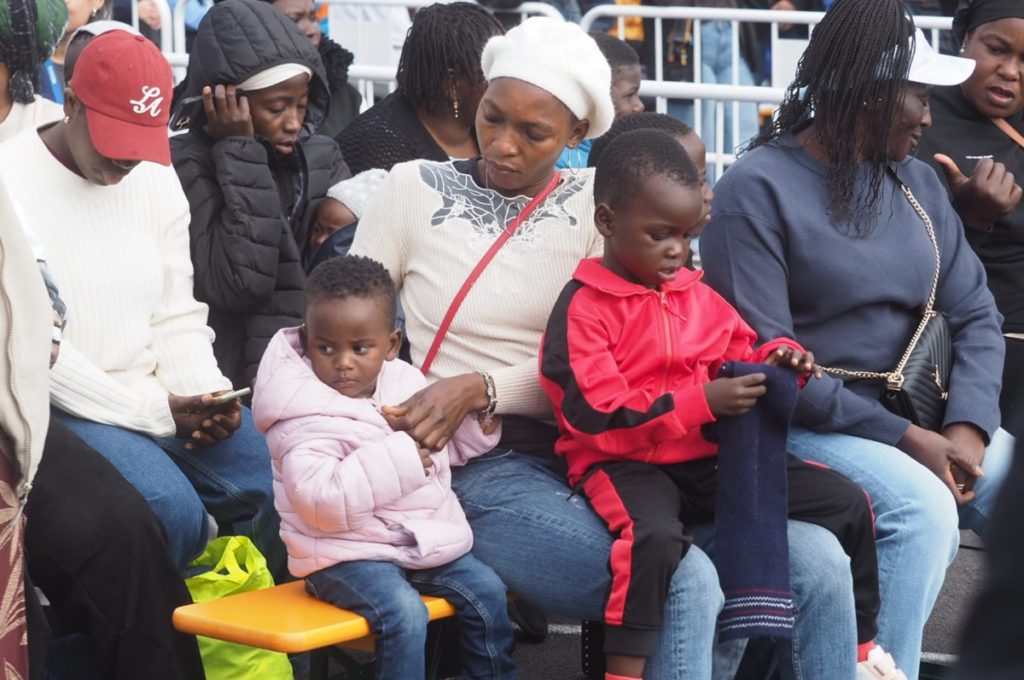 Decenas de migrantes esperan en Las Raíces a León XIV que es "muy buena gente"