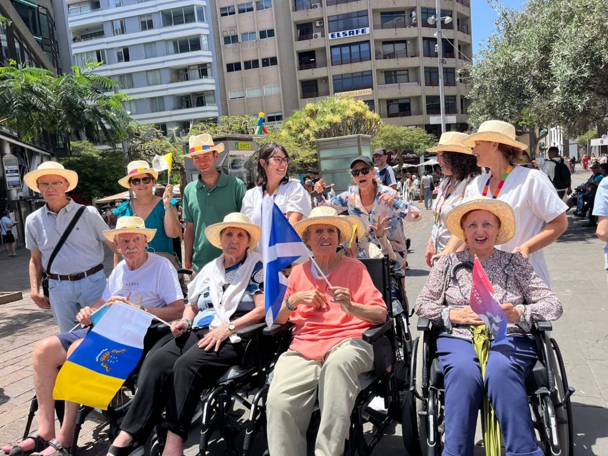 Personas de todas las edades siguieron el recorrido de León XIV.