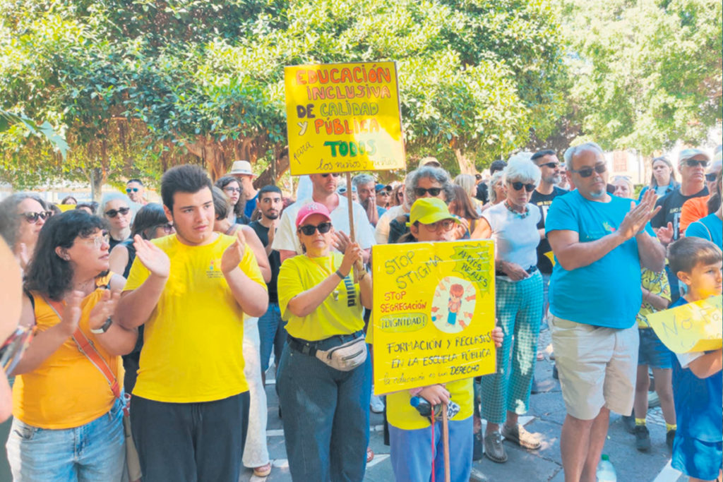 Las familias canarias salen a la calle para exigir una educación pública digna: “Ningún niño sobra”