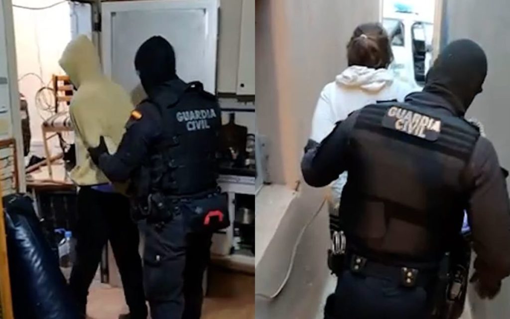 Agentes de la Guardia Civil custodian a un hombre y una mujer detenidos por el secuestro de Tacoronte