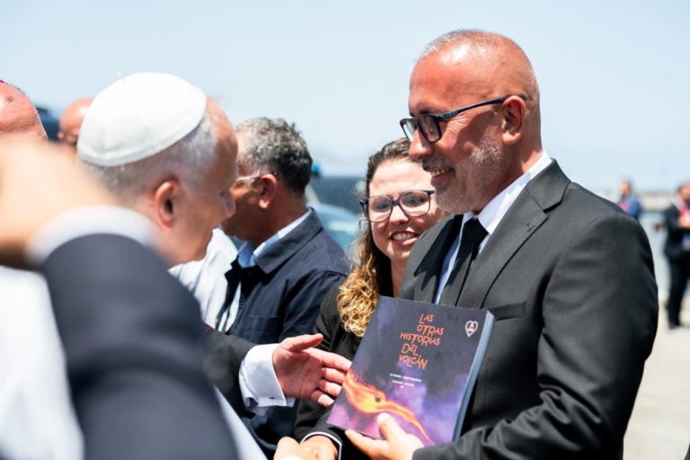 Manuel Asencio, director de Seguridad del Obispado de Tenerife: "Al papa le ha interesado el libro de los afectados del volcán"