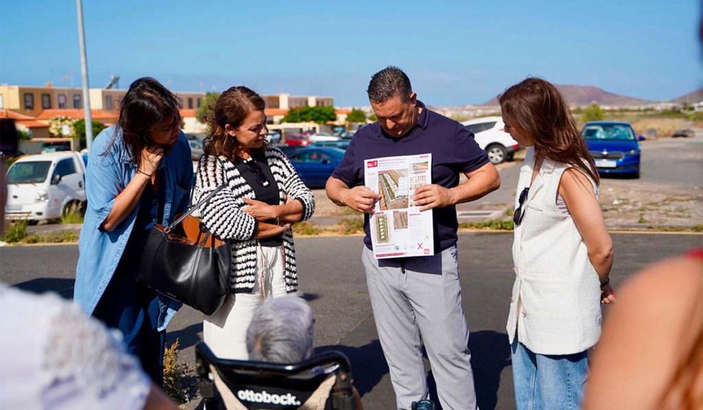 El PSOE recorre los barrios de Arona para cargar por la parálisis en vivienda