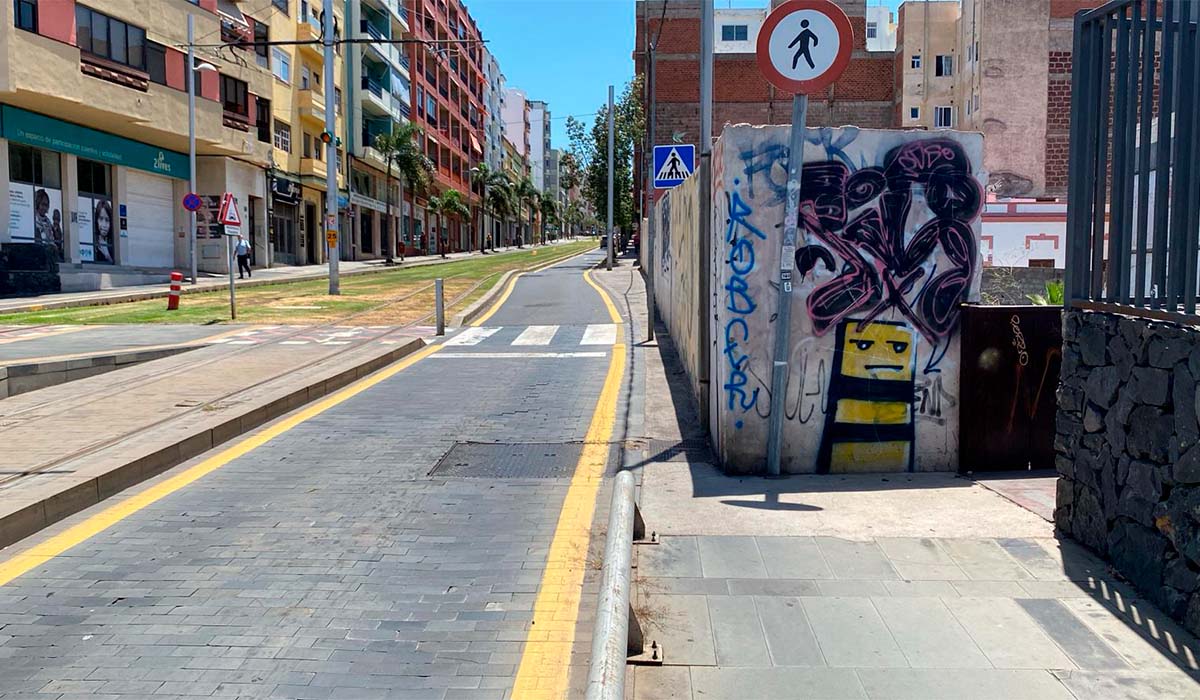 20 años "sin solución" para la peligrosa acera del puente Zurita