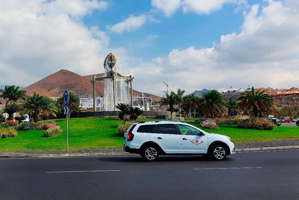 Un joven de 20 años hospitalizado tras chocar su patinete contra un taxi en Tenerife