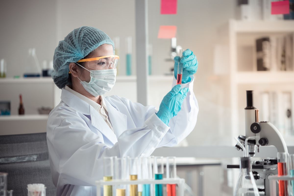 Sanidad vigila la preocupante mutación de una bacteria destructiva: ya hay más de 2.000 afectados, sobre todo menores de 45