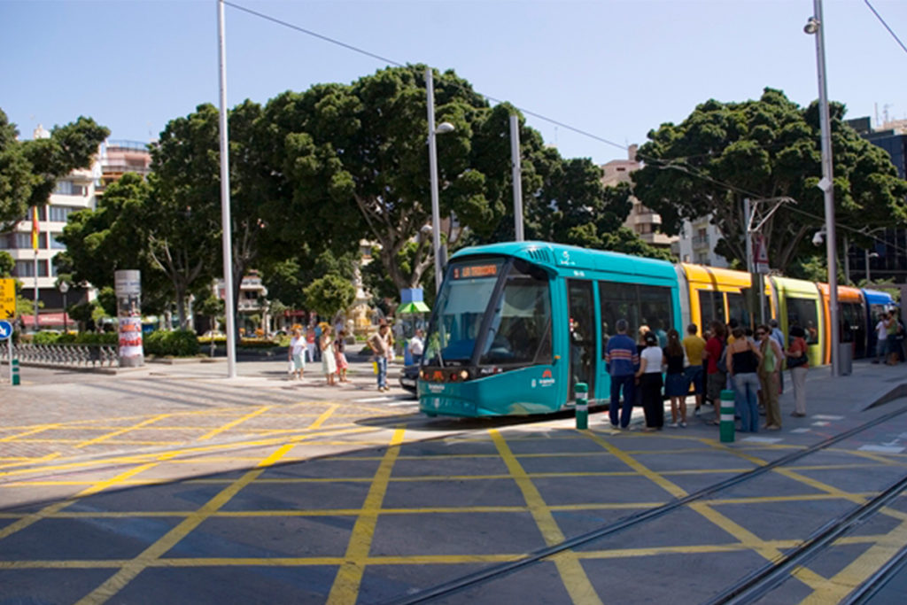 Un coche choca contra el tranvía en Santa Cruz