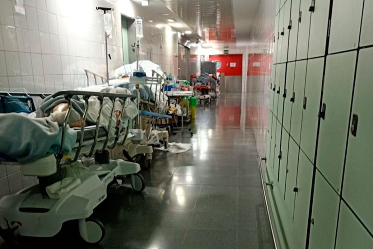 “Estaba expuesta a las corrientes, destapada, atada y llorando”: denuncian el trato a una paciente en Urgencias del HUC