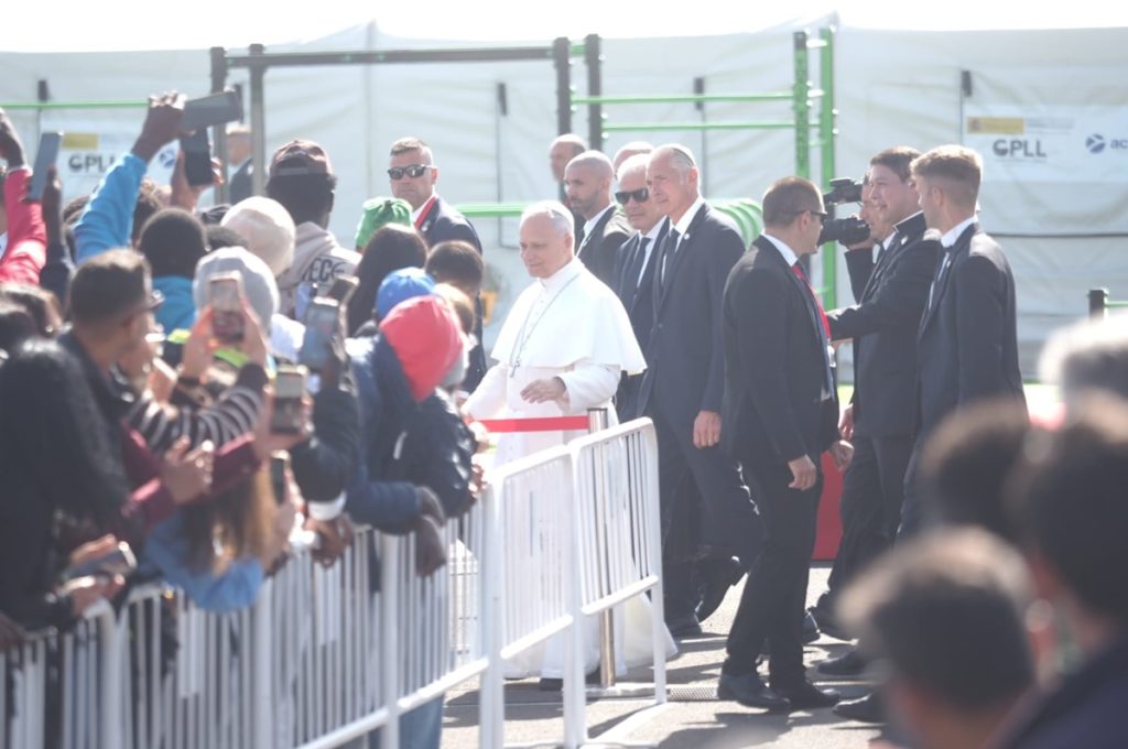 El papa León XIV defiende en el centro de Las Raíces que la migración contribuye al “enriquecimiento mutuo de los pueblos”