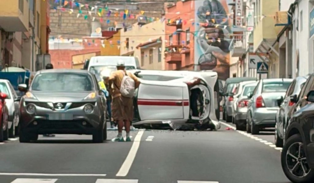 Aparatoso accidente en Granadilla: un coche vuelca en plena avenida