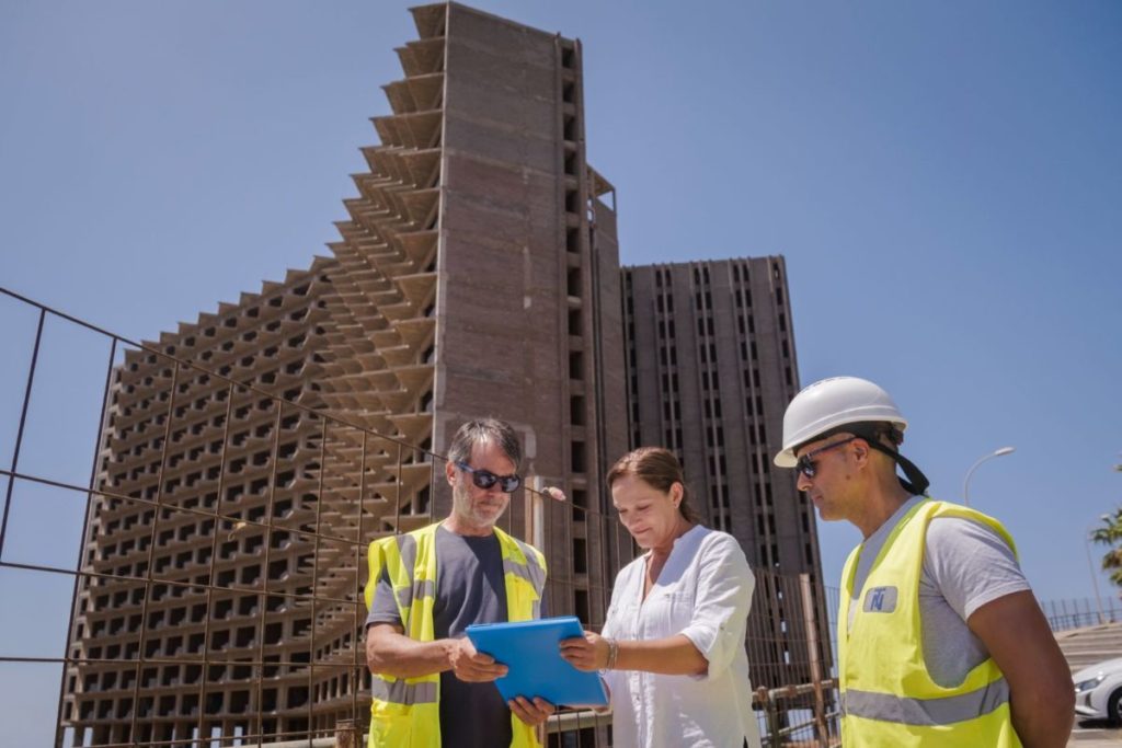 Santa Cruz Begins Safety Works on Abandoned Acorán High-Rise