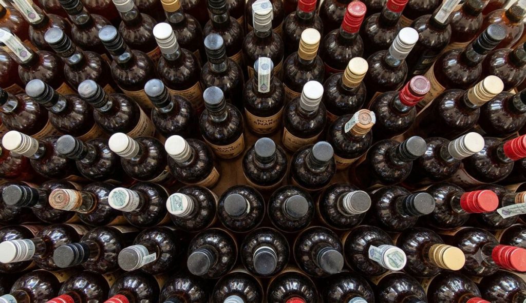 Golpe al garrafón en Tenerife: la Guardia Civil inmoviliza más de 8.500 bebidas en Güímar