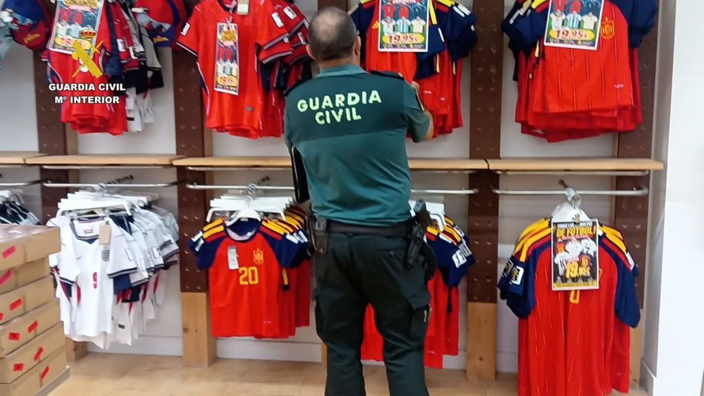 Camisetas de España de imitación: la Guardia Civil incauta más de 1.000 en Canarias