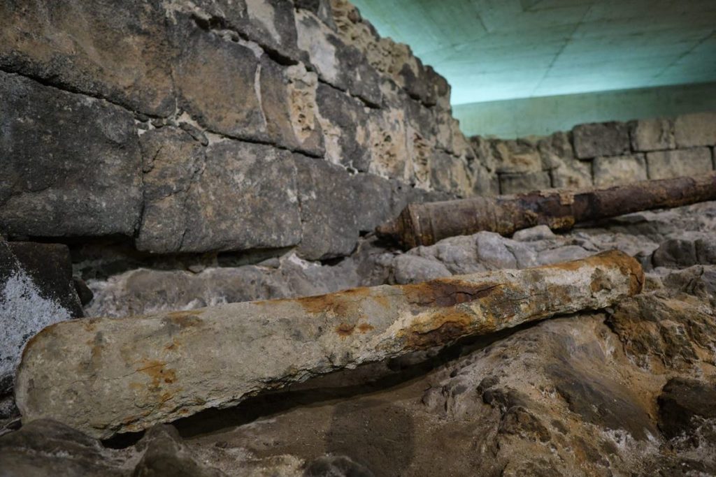 У центрі Санта-Крус виставили відреставровану історичну гармату, знайдену під час розкопок