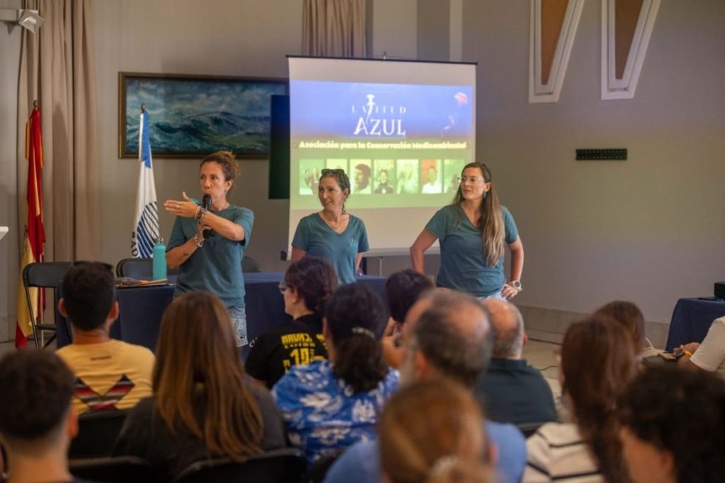 Mariam Lezcano, Alicia Herrera y Maite Asensio, en una de las charlas divulgativas del proyecto. 