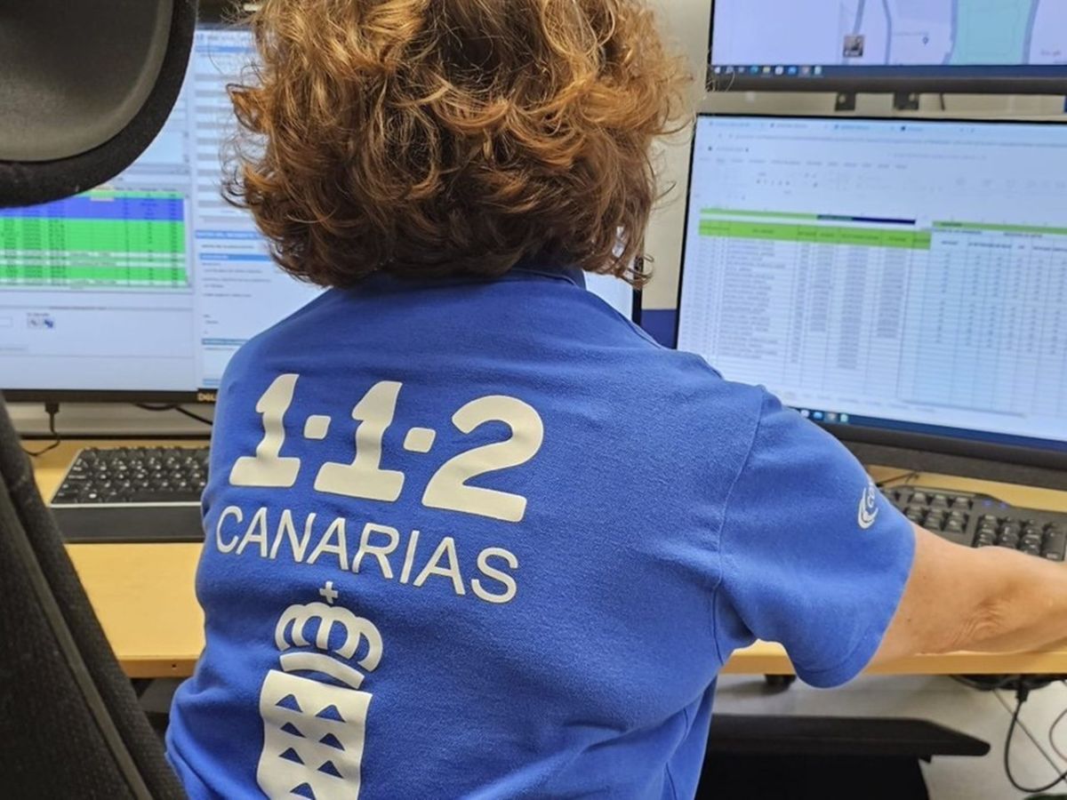 Un joven queda queda atrapado tras estrellarse con su vehículo contra un árbol en Canarias