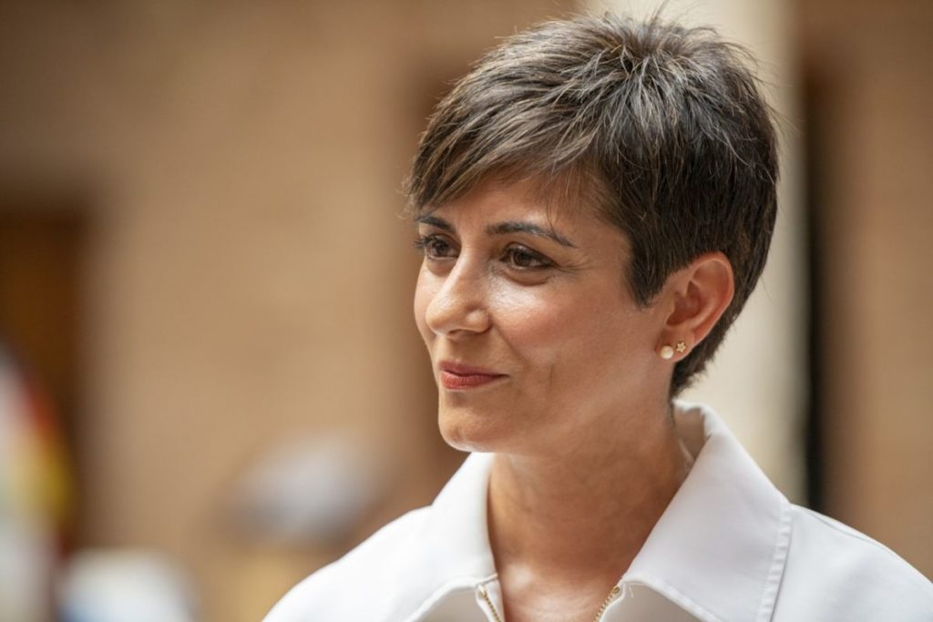 La ministra de Vivienda y Agenda Urbana, Isabel Rodríguez, atendiendo a los medios de comunicación. | EP