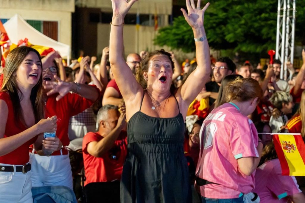 Aficionados de la selección española durante la final del Mundial de fútbol 2026, en Tegueste, el pueblo de Pedri González. | EP