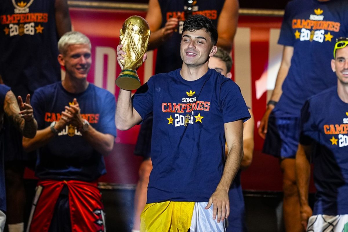 Pedri sostiene la copa del mundo durante la celebración del pasado lunes en Madrid. | EP