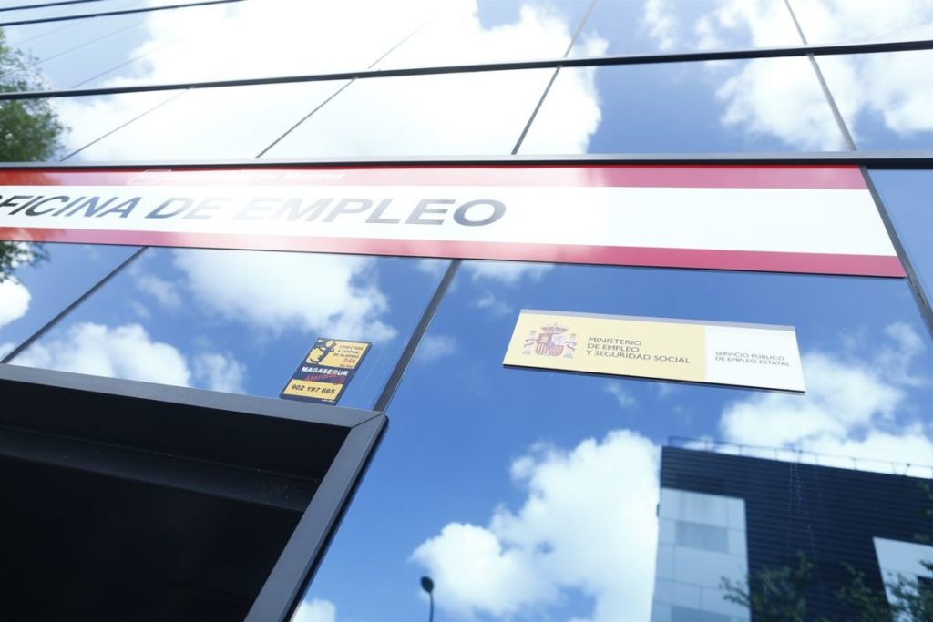 En la imagen se aprecia la fachada de una oficina de empleo en Canarias. | EP