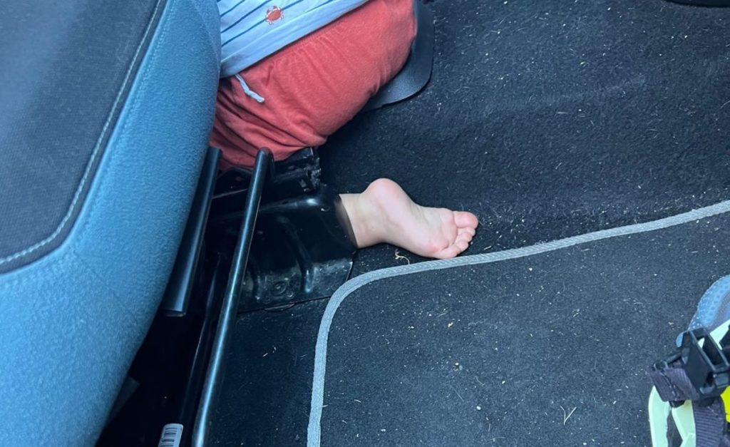 En la imagen se aprecia la forma en que el niño quedó atrapado en el freno de mano de un coche en Vega de Liébana. | EP
