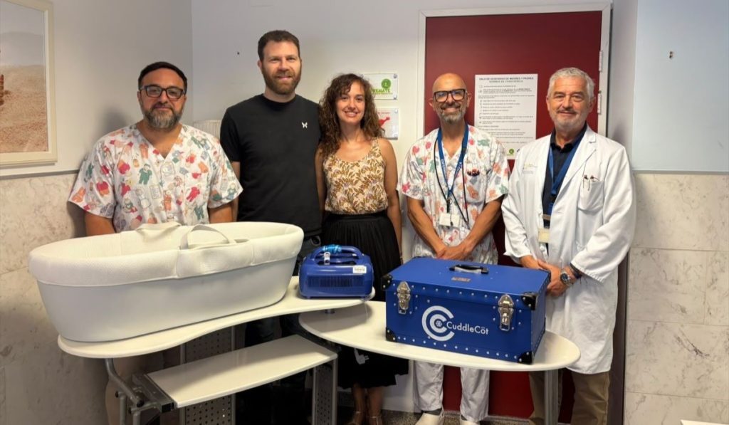 La historia tras las 'cunas de abrazos' en Tenerife: unos padres transforman su dolor en ayuda para el duelo perinatal