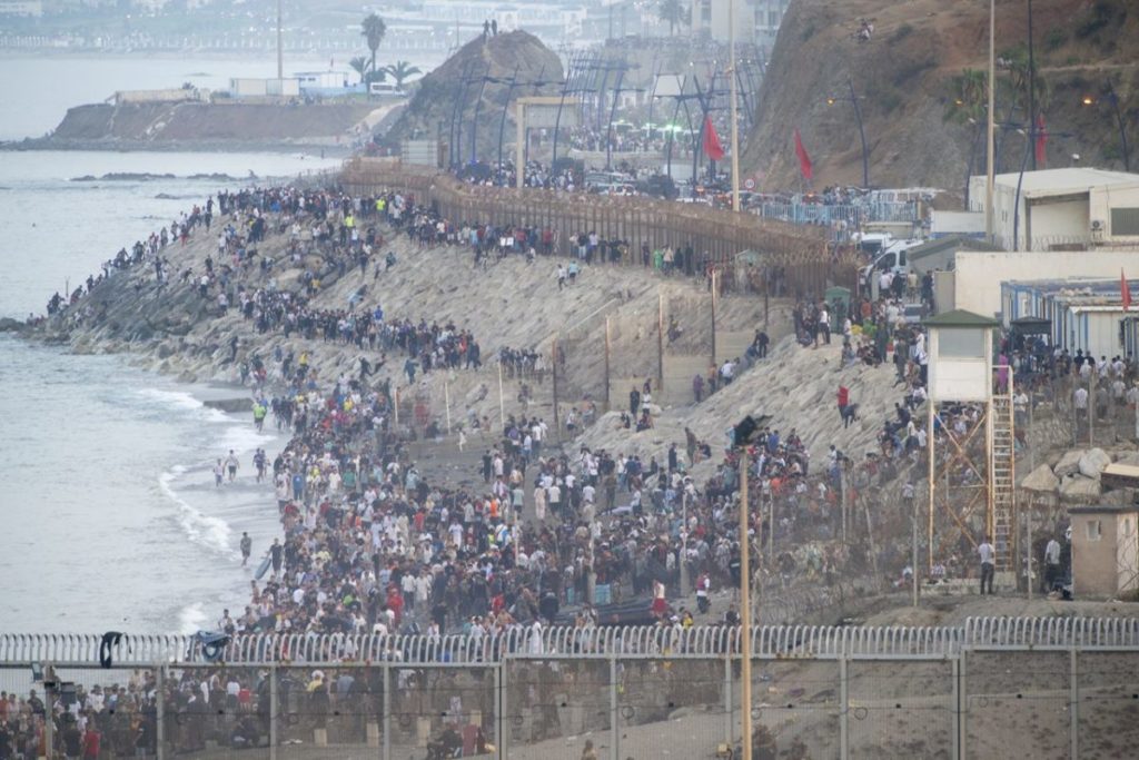 Decenas de migrantes intentan traspasar la frontera entre Ceuta y Marruecos. | EP