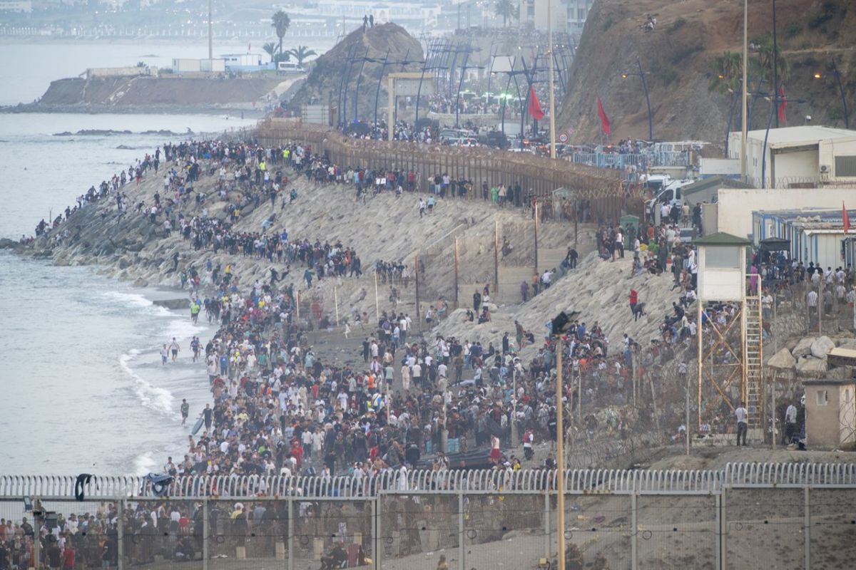 Decenas de migrantes intentan traspasar la frontera entre Ceuta y Marruecos. | EP