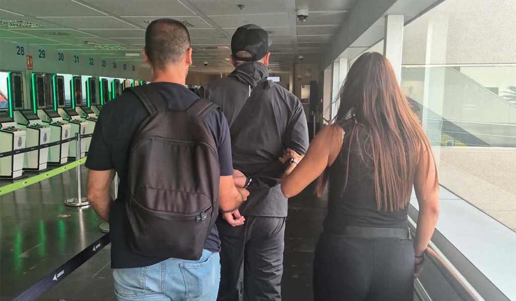 Detenido al bajar del avión en Tenerife Sur por intentar degollar a un hombre