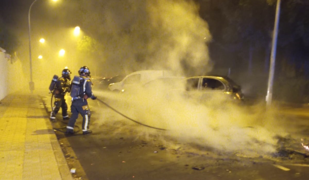 Arden varios coches de madrugada en Tenerife: los Bomberos actúan en seis emergencias y rescatan a tres atrapados