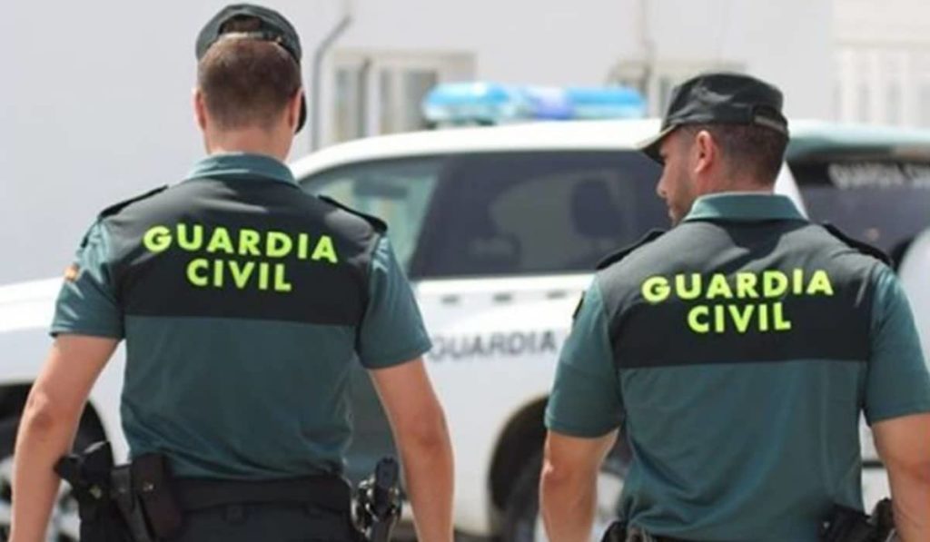 Se encuentra una cartera con 600 euros en un bar de Tenerife y acaba investigado por la Guardia Civil