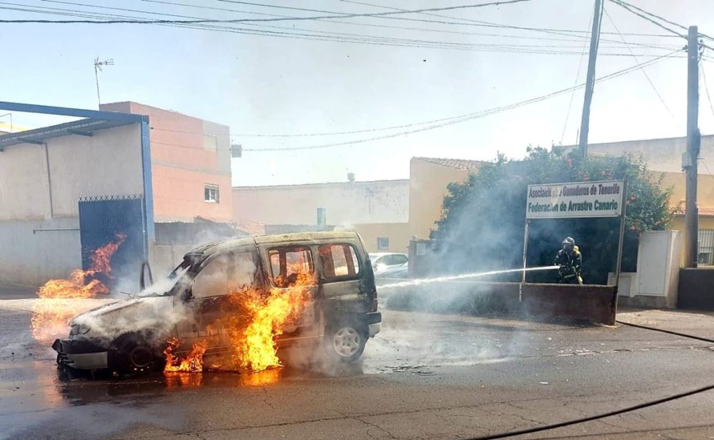 Intensa jornada para los Bomberos de Tenerife: de un incendio en Las Chumberas a un rescate en Anaga