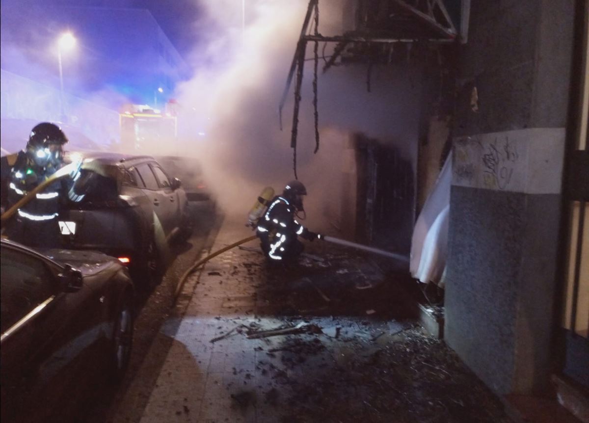 Susto en La Laguna: un incendio destruye un local de máquinas expendedoras
