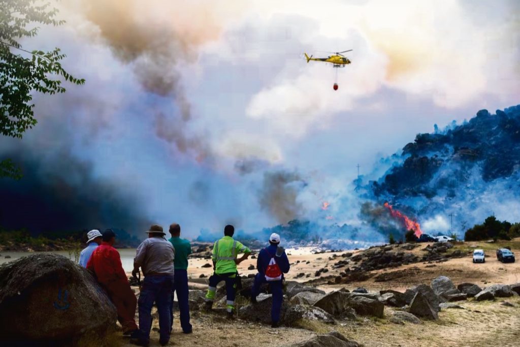 Lucha sin cuartel contra el fuego en Madrid y Ávila con 90.000 afectados