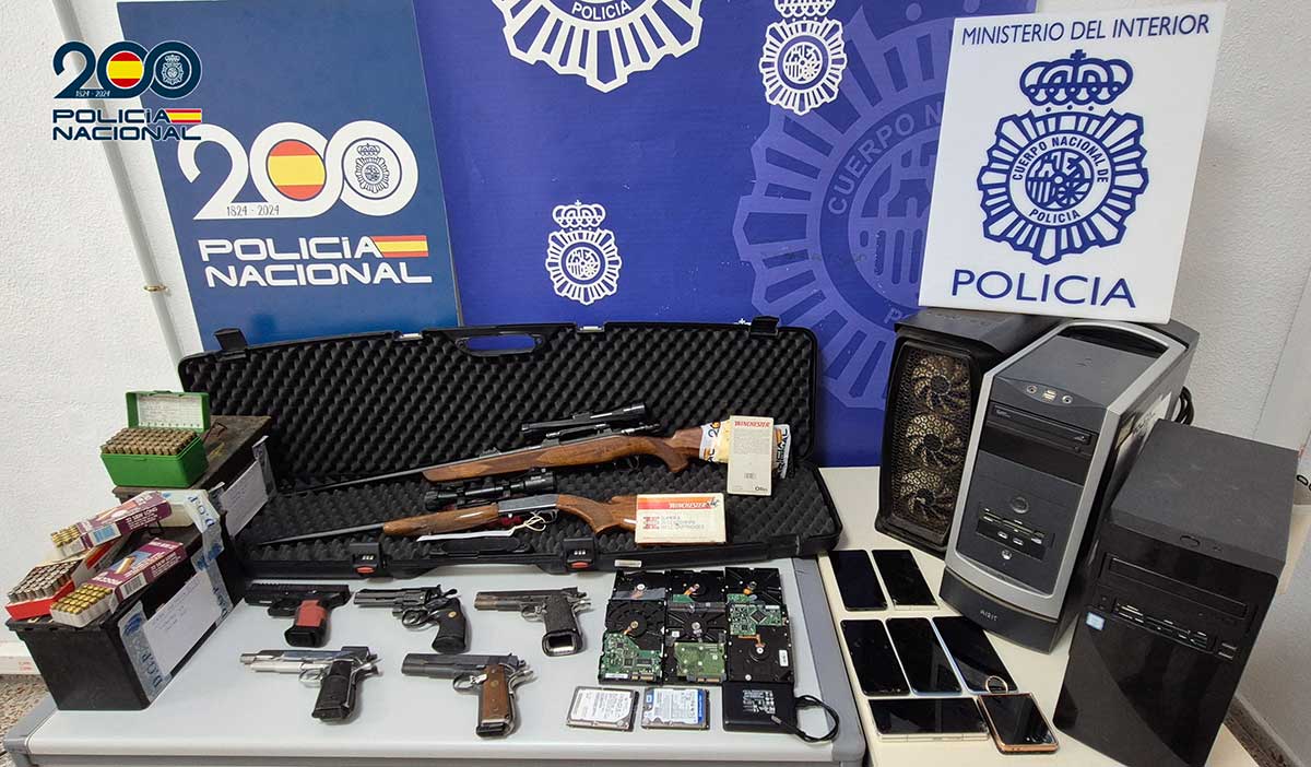 Cae una red en Tenerife por pornografía infantil con un inesperado arsenal de armas de guerra