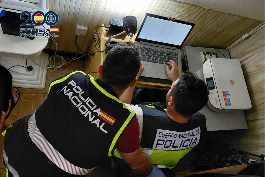 Cae una red en Tenerife por pornografía infantil con un inesperado arsenal de armas de guerra