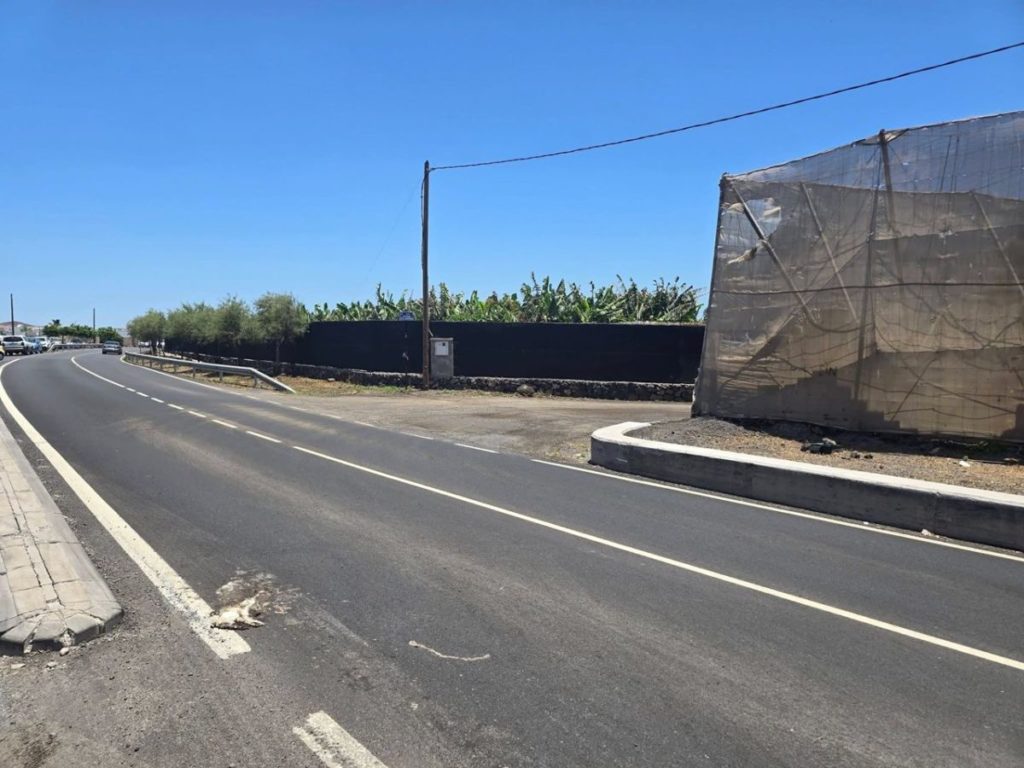 Acceso desde la TF-652 a la vía en la calle Salinas del Janubio. 