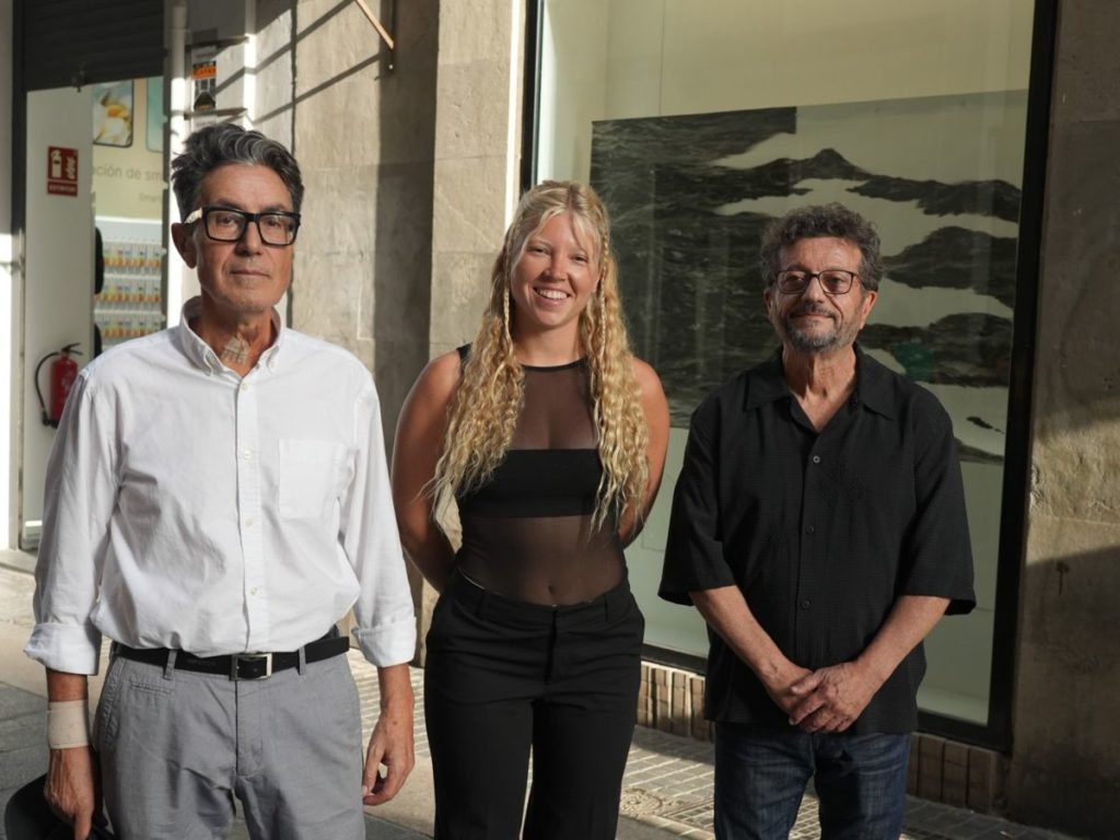 Círculo de Bellas Artes de Tenerife Unveils New Window Installation on Modern Temporality