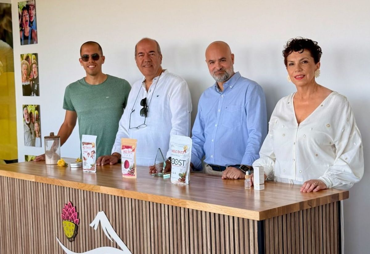 Adrián Ledesma Bello, José Ledesma Bastia, Roberto Carlos Beltrán (BBVA) e Inmaculada Bello Hernández. | DA
