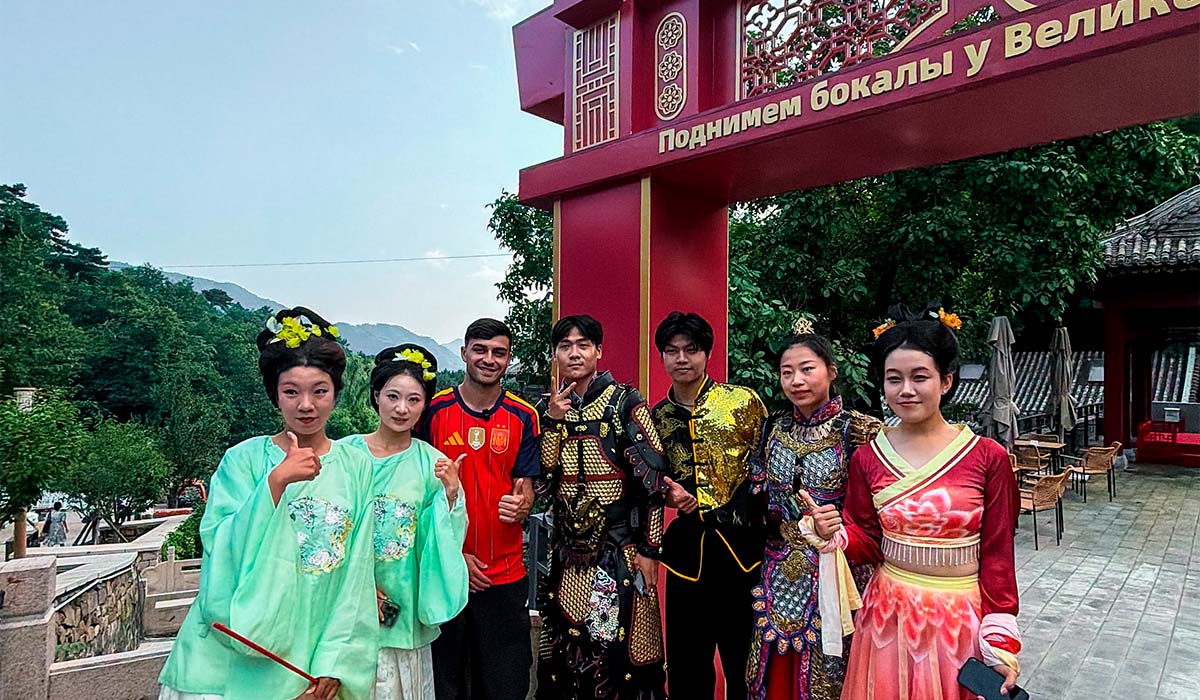 El tinerfeño Pedri desata la locura en China tras ganar el Mundial: en traje típico, jugando al 'cuju' y en la liga de moda