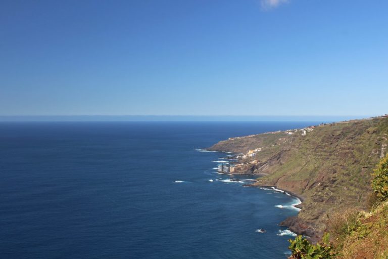 La espectacular playa de Tenerife escondida bajo un acantilado que piden ver "solo desde arriba"