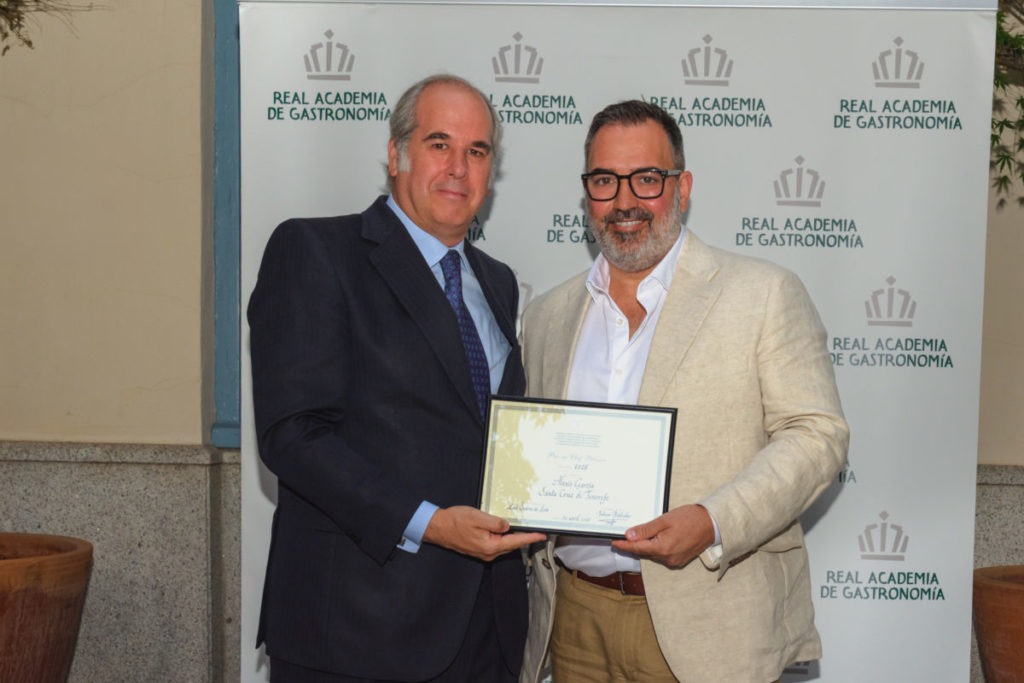 Alexis García recoge el premio de Mejor Pastelero Internacional