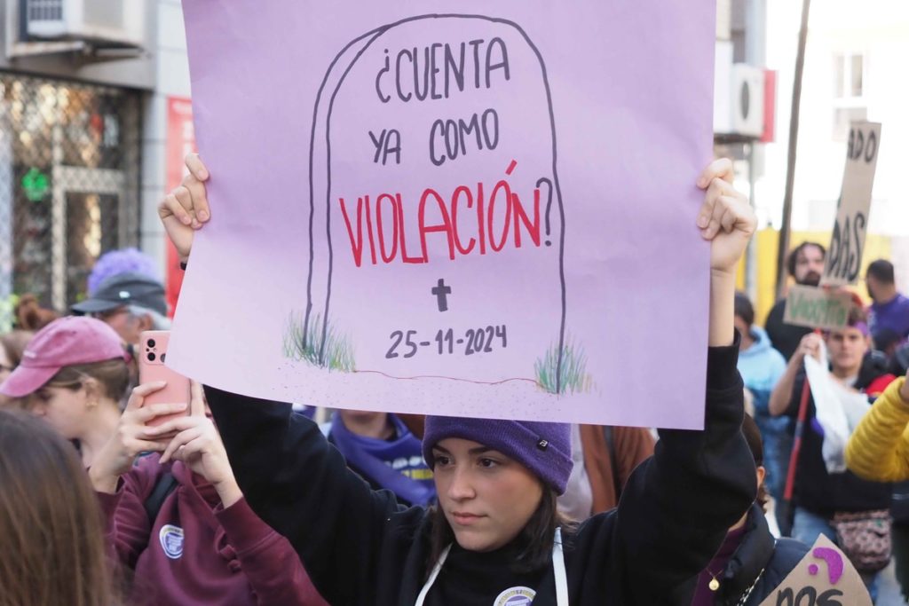 Una mujer sostiene una pancarta en la manifestación del 8-M en Tenerife. | Sergio Méndez