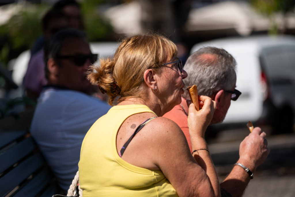 Varias personas intentan refrescarse con un helado durante un episodio de altas temperaturas en Tenerife. | Fran Pallero