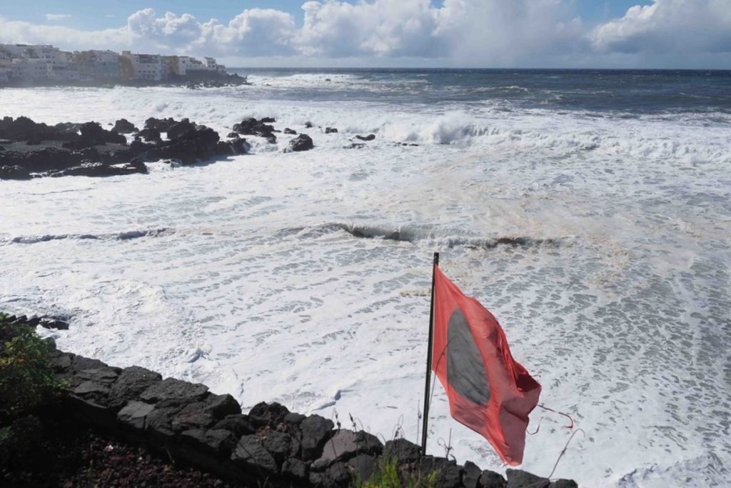 Una ola que acaba de terminar de romper en el litoral de Tenerife, donde se mantiene la bandera roja por fenómenos costeros. | Sergio Méndez