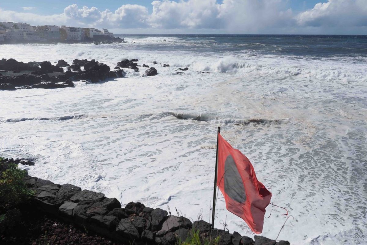Una ola que acaba de terminar de romper en el litoral de Tenerife, donde se mantiene la bandera roja por fenómenos costeros. | Sergio Méndez