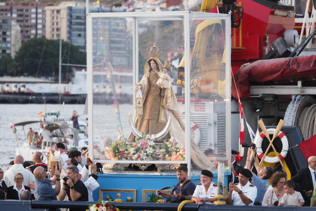 Una 'marea' de fieles acompaña a la Virgen del Carmen en su embarque en Santa Cruz de Tenerife