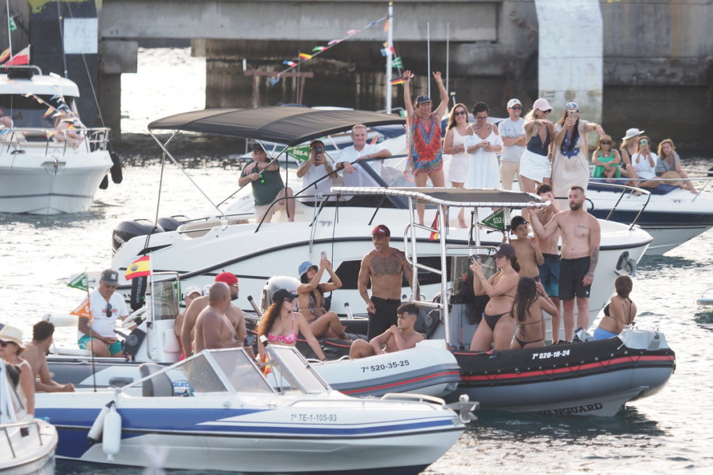 Más de 60 embarcaciones acompañaron la procesión marítima. 