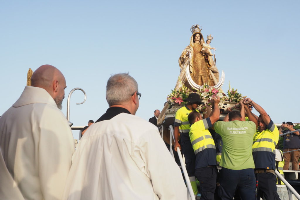 La virgen, embarcada ante la presencia del obispo. 