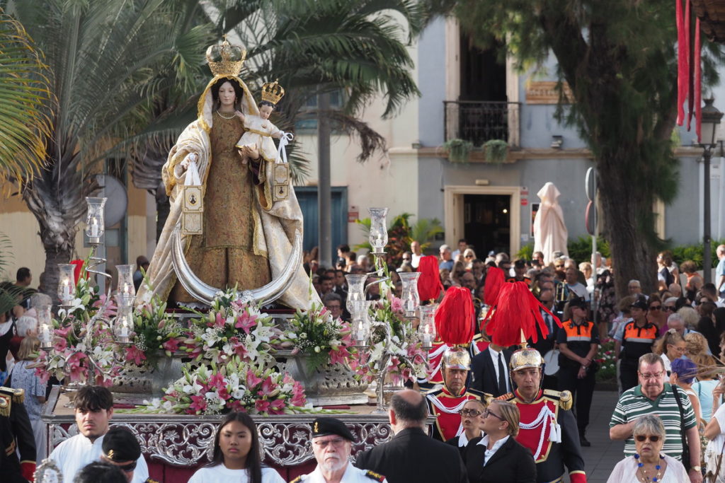 Una 'marea' de fieles acompaña a la Virgen del Carmen en su embarque en Santa Cruz de Tenerife. Sergio Méndez
